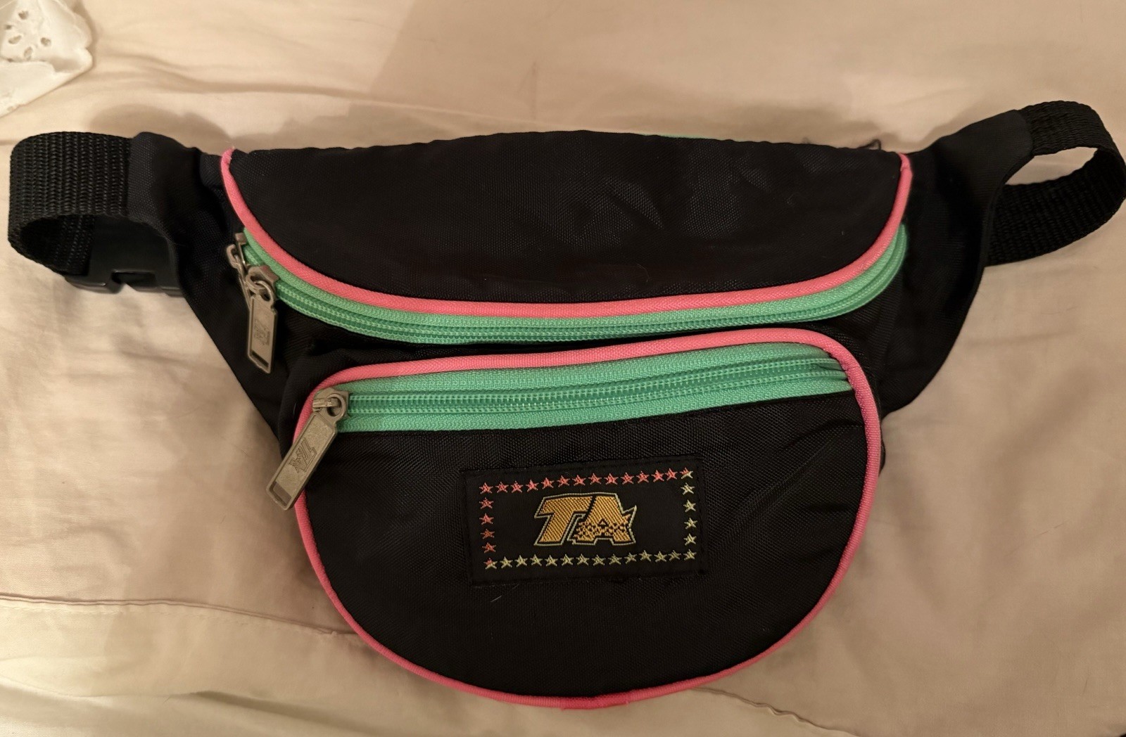 Sweet Vintage 89’ Top Action 3 pocket fanny pack so Rad Check this out Sweet Vintage 89’ Top Action 3 pocket fanny pack so Rad Check this out