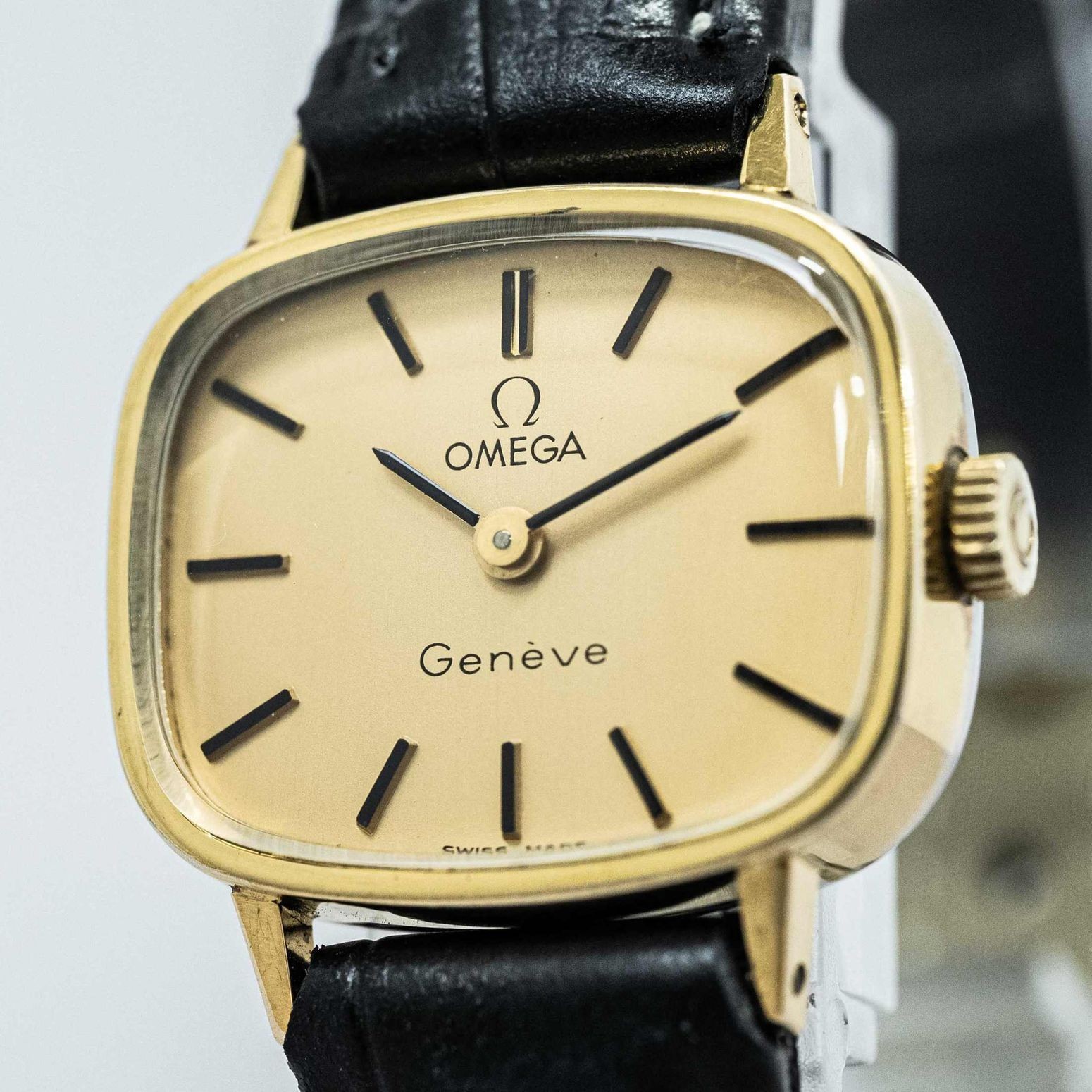 Vintage 1973 *NEAR MINT* OMEGA Geneve Cal.625 Hand Winding Gold Dial 24mm Ladies