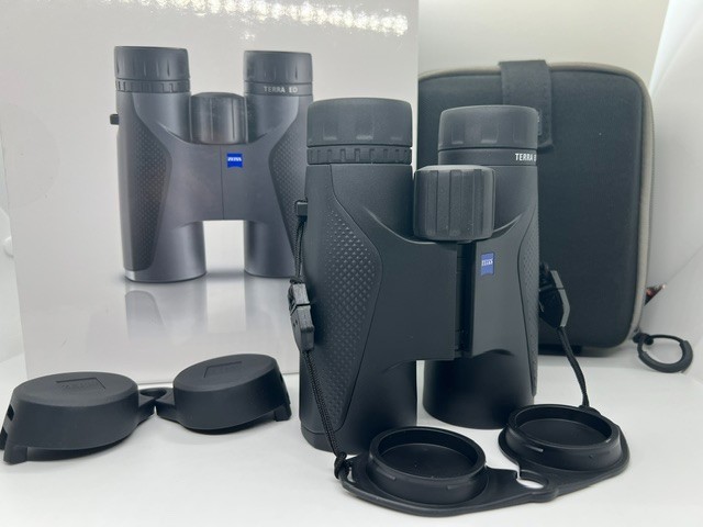 ZEISS TERRA ED 10x42 Black Binoculars (524204-9901-000) (Openbox) ZEISS TERRA ED 10x42 Black Binoculars (524204-9901-000) (Openbox)