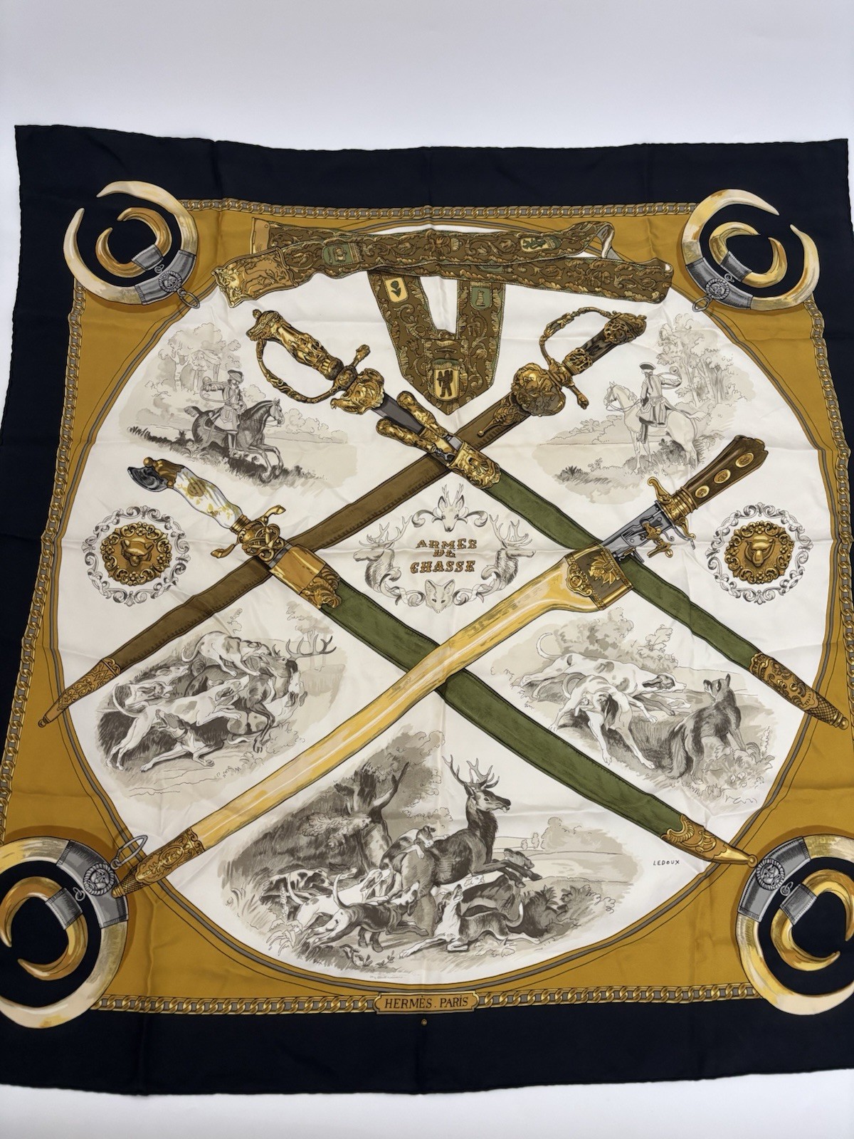 SCARF VINTAGE AUTHENTIC HERMES PARIS ARMES DE CHASSE LEDOUX 1970 SILK 35\'\'