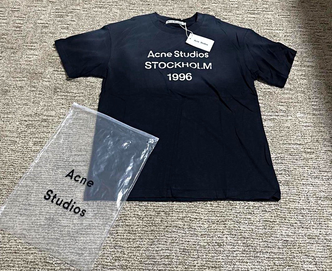 Acne Studios Men’s Black “Stockholm 1996” Graphic Logo T-Shirt Crew Neck M Acne Studios Men’s Black “Stockholm 1996” Graphic Logo T-Shirt Crew Neck M
