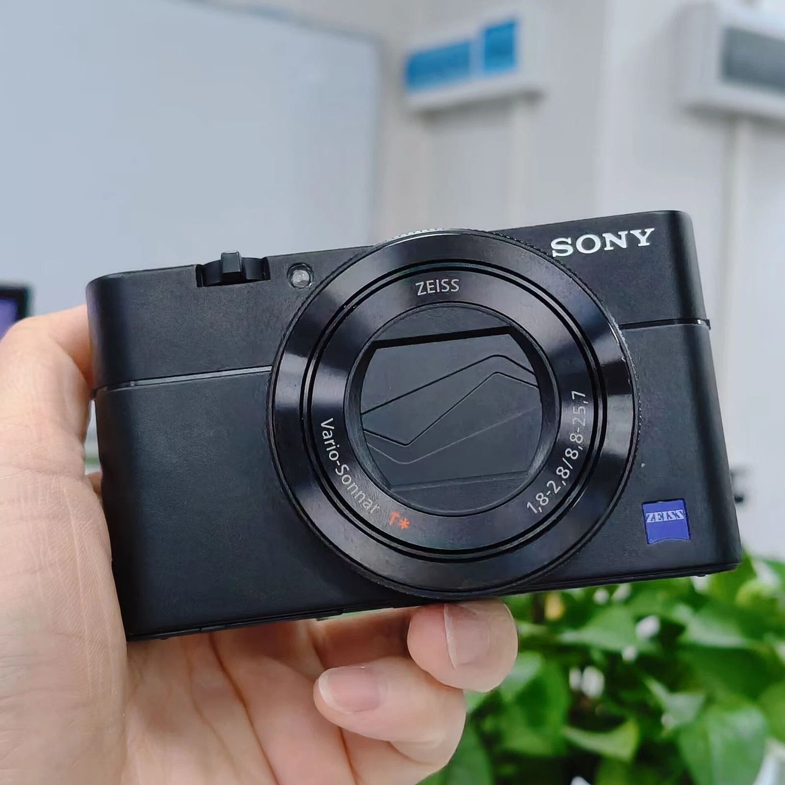 English Sony Cyber-Shot RX100 VA 20.1 MP 2.9x Zoom DSC-RX100 M5A Digital Camera English Sony Cyber-Shot RX100 VA 20.1 MP 2.9x Zoom DSC-RX100 M5A Digital Camera