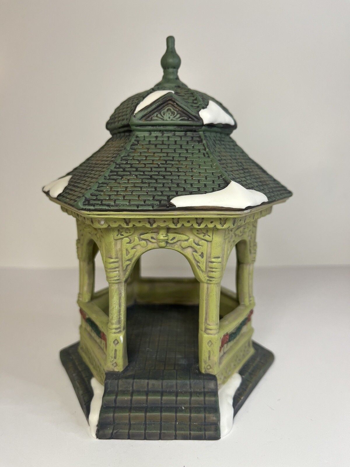 Santa\'s Workbench Collection 2001 Porcelain Gazebo Excellent Condition With Box Santa\'s Workbench Collection 2001 Porcelain Gazebo Excellent Condition With Box