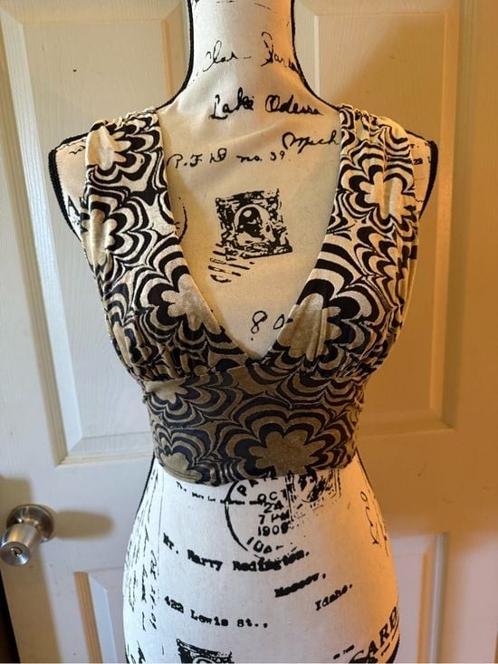 Urban Outfitters Gold and Black Floral-Patterned Cropped V-Neck Tank