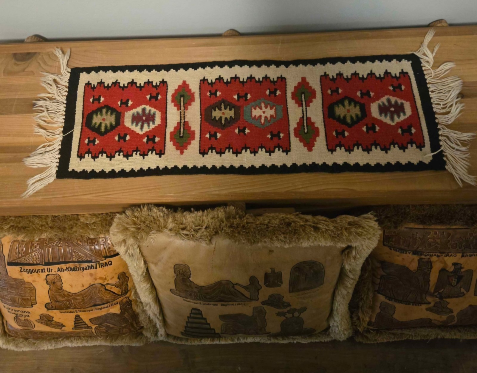 HANDWOVEN MIDDLE EASTERN KILIM / FLATWEAVE TABLE RUNNER HANDWOVEN MIDDLE EASTERN KILIM / FLATWEAVE TABLE RUNNER