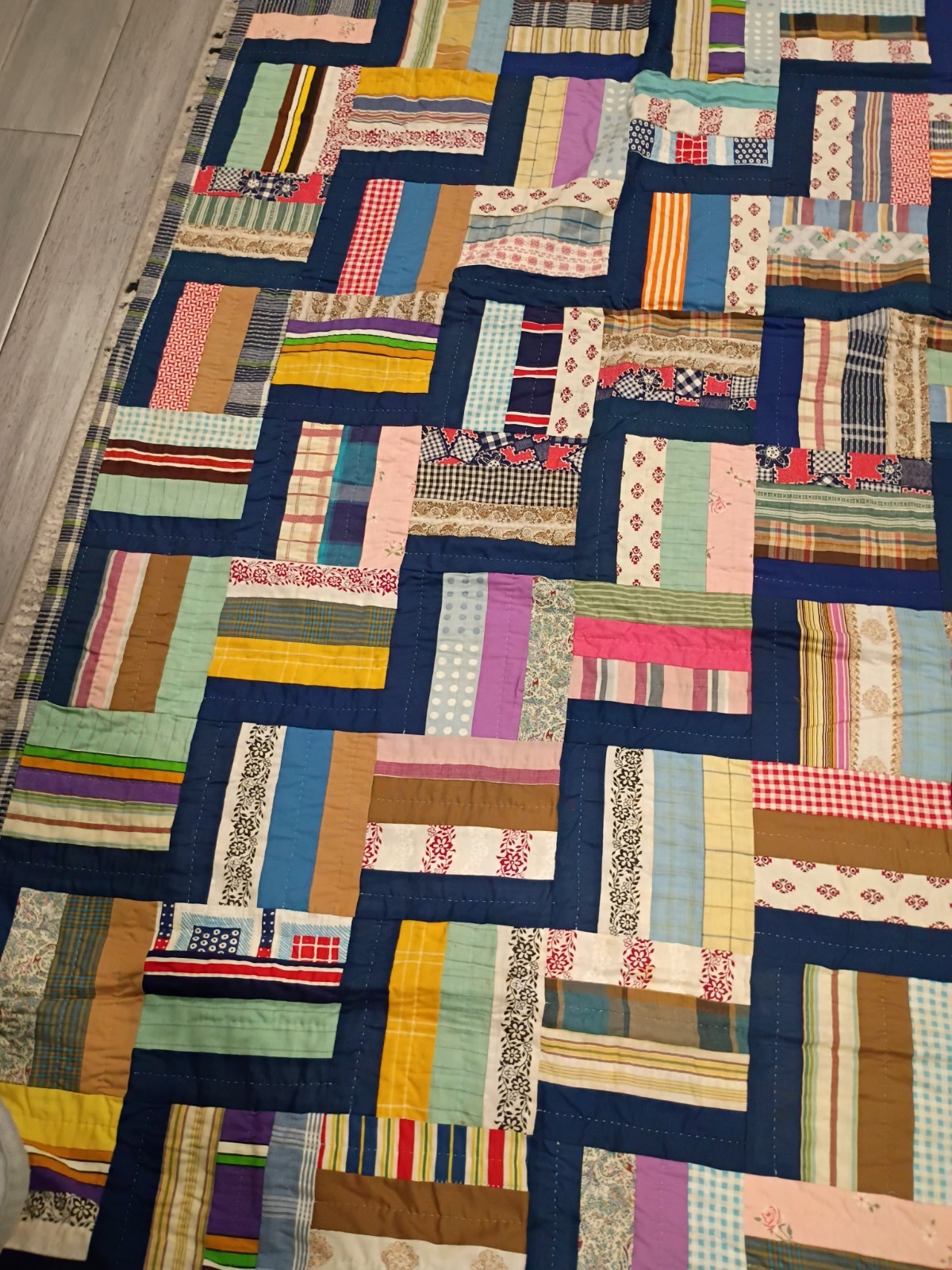 1940-1960s Vintage Log Cabin Style Quilt 1940-1960s Vintage Log Cabin Style Quilt