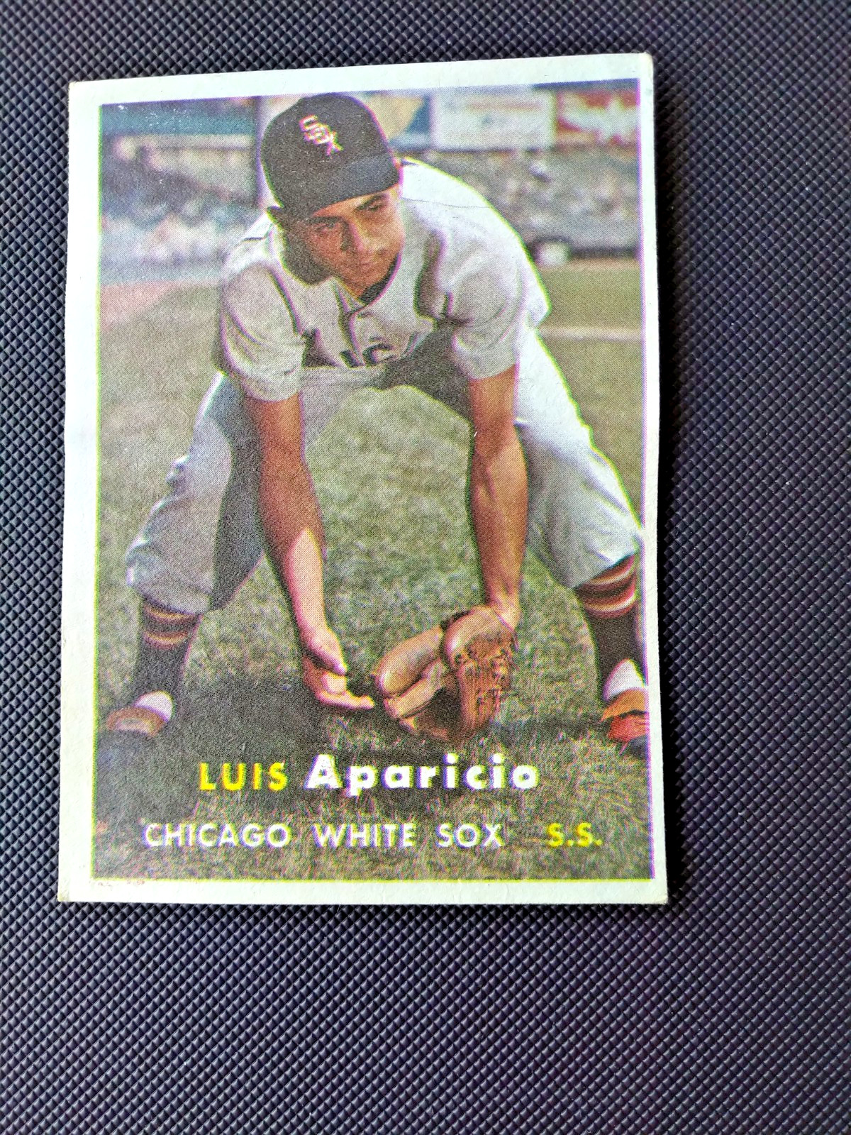 1957 Topps Luis Aparicio #7 Chicago White Sox HOF Vintage Baseball Card BENT