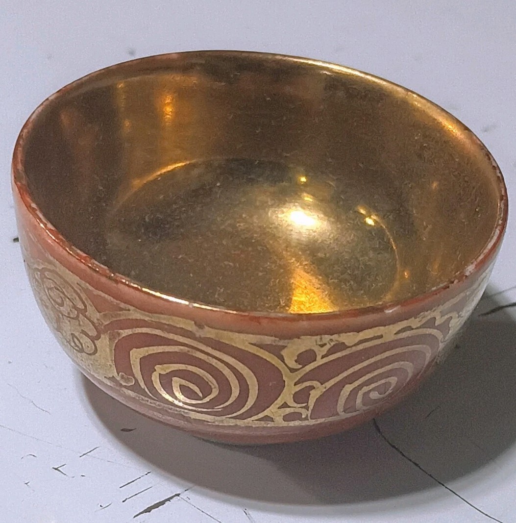 九谷 Kutani Ware Antique Early 1900s Japanese Sake Cup Red And Gold 九谷 Kutani Ware Antique Early 1900s Japanese Sake Cup Red And Gold