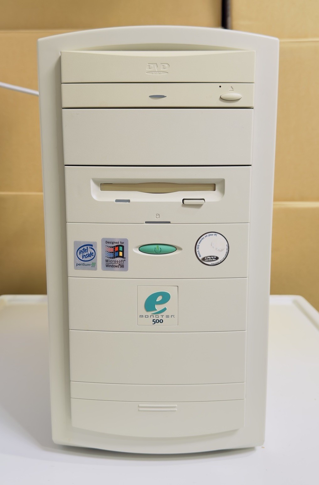 eMachines eMonster 500 Desktop /w Intel Pentium 3 500MHz, HDD, Windows 98, 3DFX