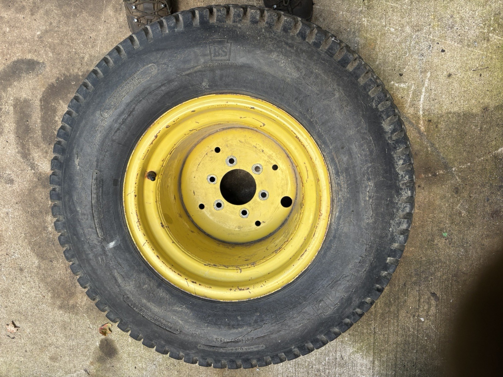 VINTAGE JOHN DEERE 650 TRACTOR -REAR TIRE & WHEEL ASSEMBLY -31 x 15.5-15 VINTAGE JOHN DEERE 650 TRACTOR -REAR TIRE & WHEEL ASSEMBLY -31 x 15.5-15