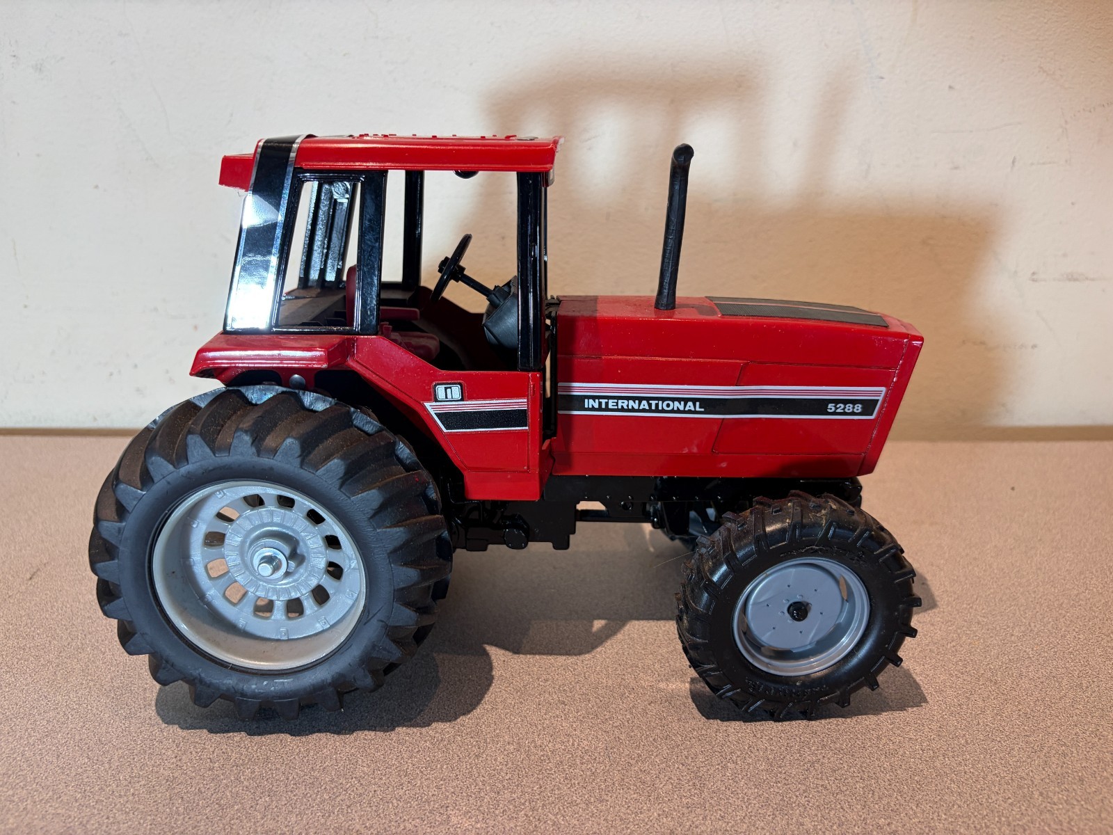 Ertl 1/16 INTERNATIONAL 5288 MFWD SPECIAL EDITION Tractor NO BOX