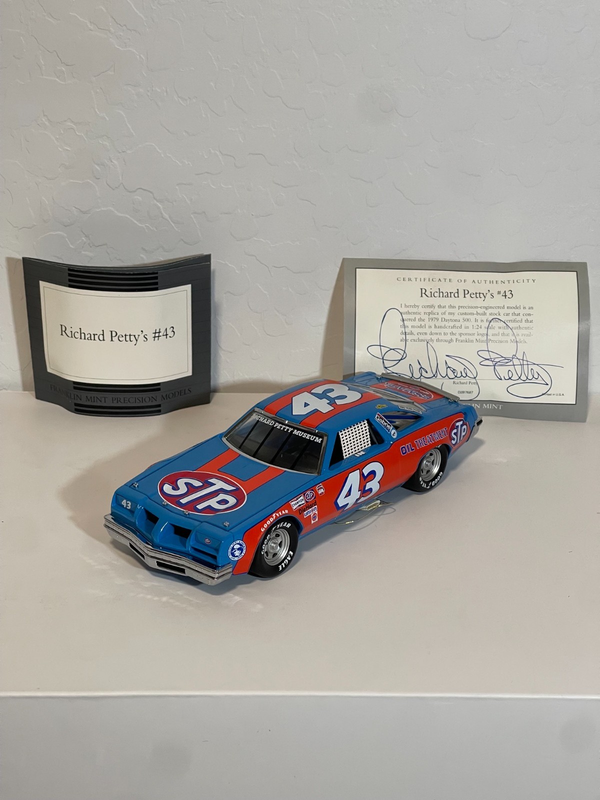 Franklin Mint #43 Richard Petty STP 1977 Oldsmobile 1/24 Scale W Autograph Card