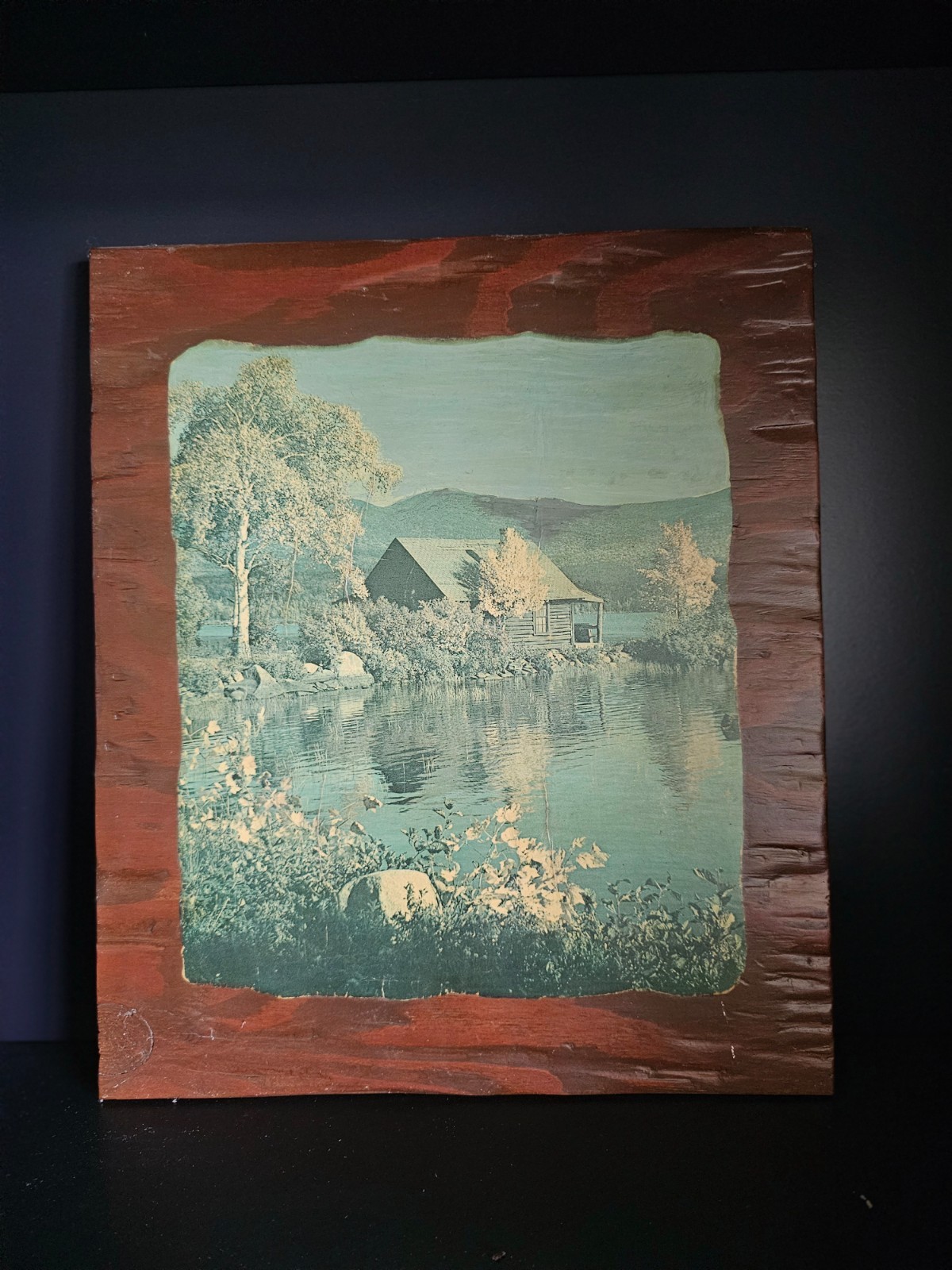Vintage 1970s Lithograph Wood Plaque — Lakeside Cabin Scene Vintage 1970s Lithograph Wood Plaque — Lakeside Cabin Scene