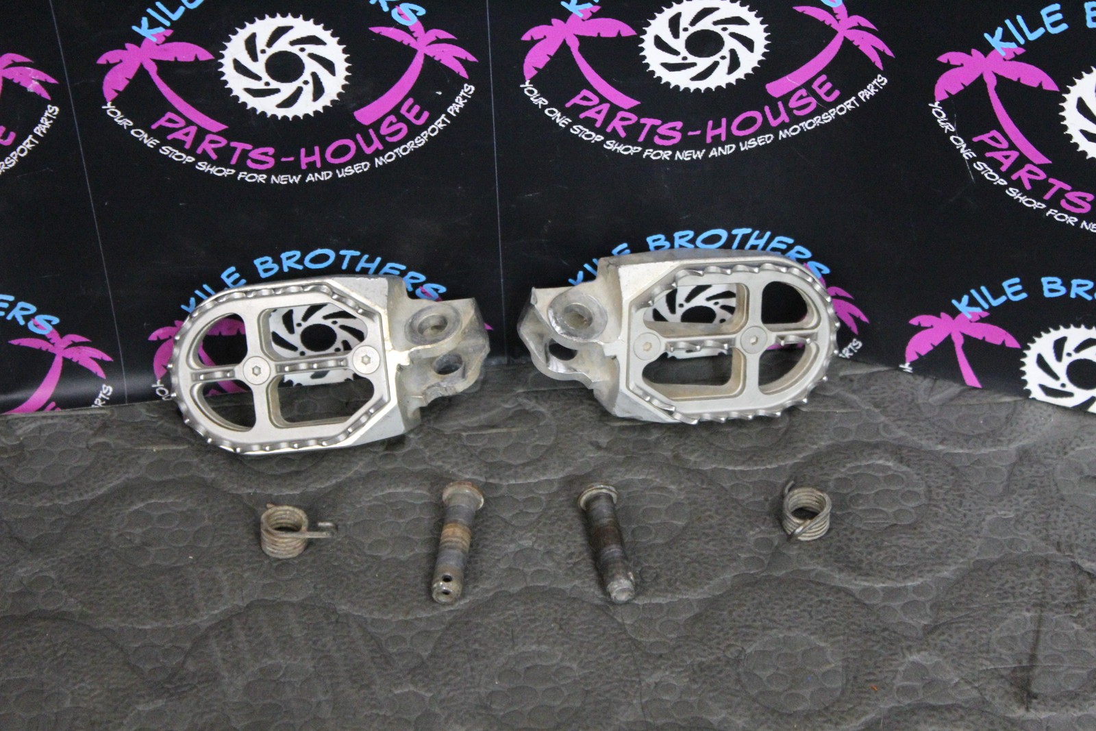 2014 Kawasaki KX100 KX85 KX112 BUD RACING LEFT RIGHT FOOT RESTS PEGS WIDE *GOOD*