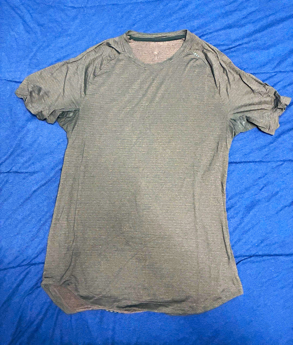 Lululemon men’s license to train shirt size large, color maroon