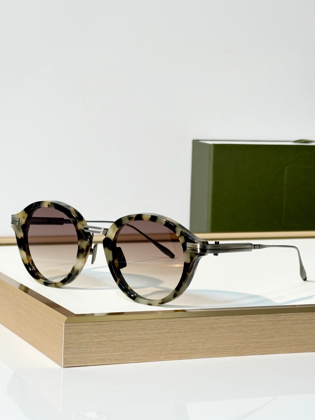 Akoni AKARI AKX-415 Sunglasses Tortoise Round Frame Gradient Brown Lens 140-152 Akoni AKARI AKX-415 Sunglasses Tortoise Round Frame Gradient Brown Lens 140-152