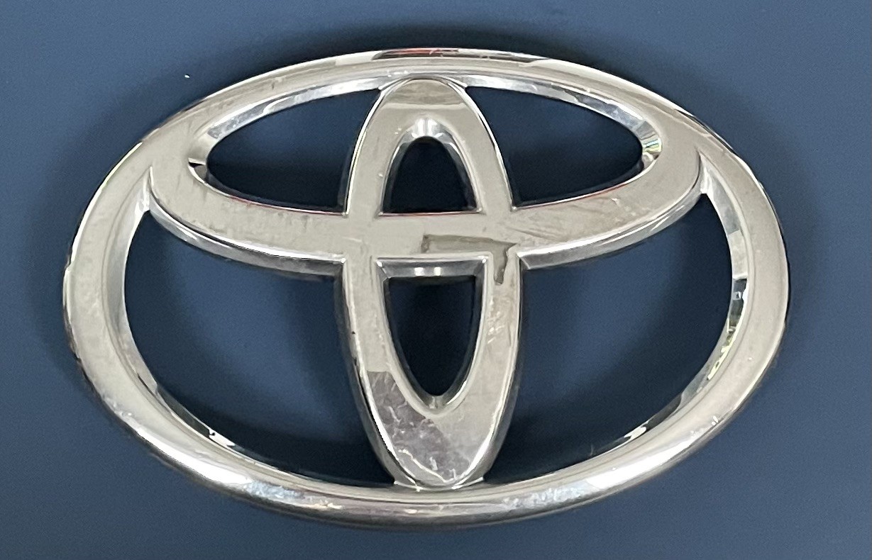 2010-2012 Toyota Avalon 2008-2011 Highlander Front Emblem OEM 90975-02100 2010-2012 Toyota Avalon 2008-2011 Highlander Front Emblem OEM 90975-02100