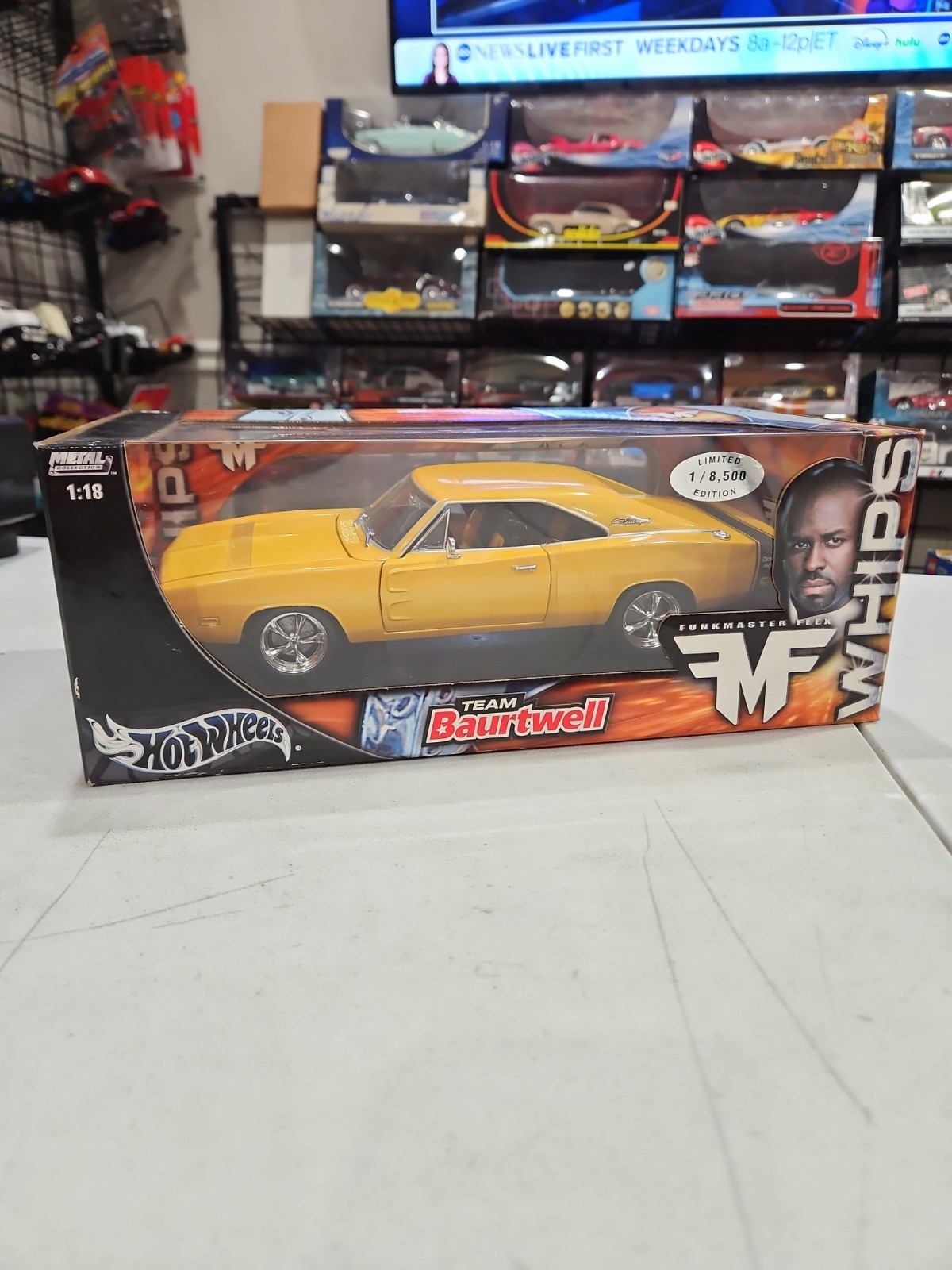 1/18 Hot Wheels 1969 Dodge Charger Team Baurtwell Whips Funkmaster Flex NIB