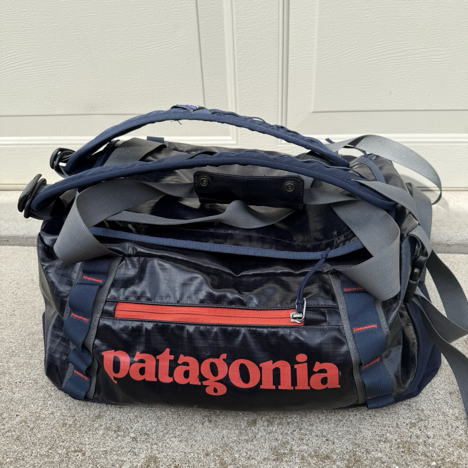 Patagonia Black Hole Duffel Bag 45L Classic Navy Paintbrush Red Rare 49337