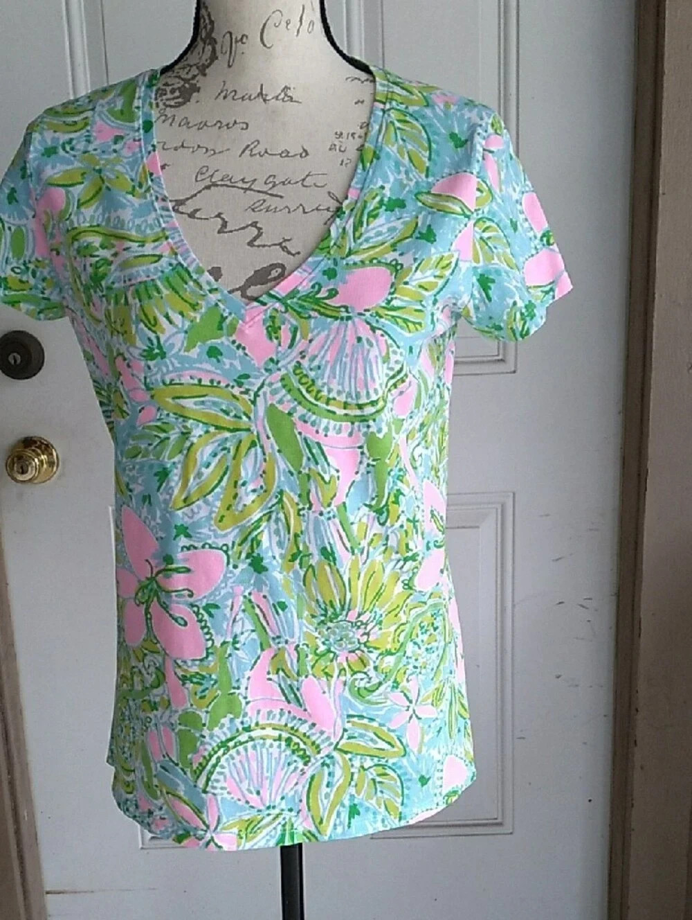 Lilly Pulitzer Michele Coconut Grove Floral V Neck Tee Size Medium (A48) Lilly Pulitzer Michele Coconut Grove Floral V Neck Tee Size Medium (A48)