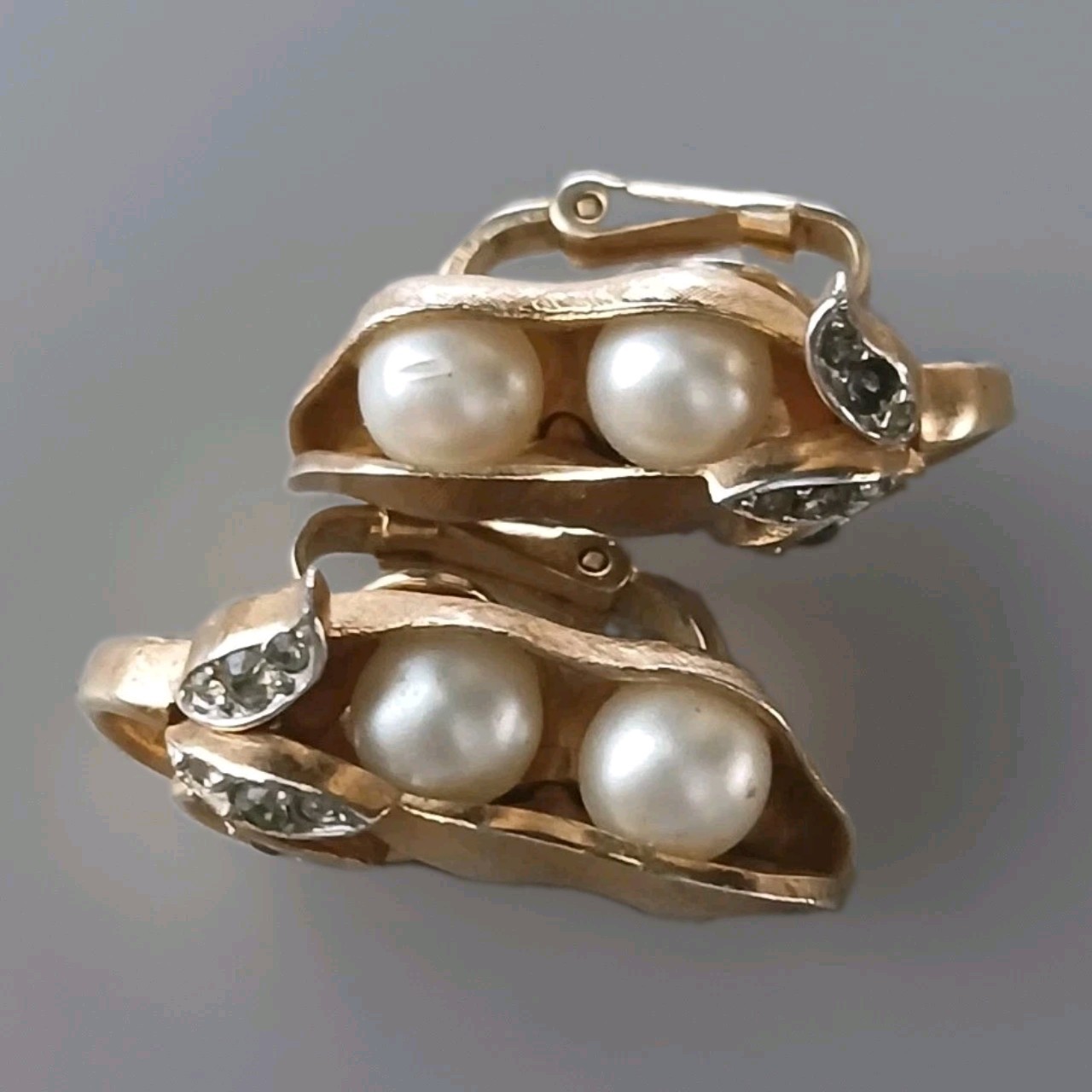 Vtg TRIFARI Alfred Phillipe Gems of the Sea Peapod Clipon Earrings 1960\'s ~flaw~ Vtg TRIFARI Alfred Phillipe Gems of the Sea Peapod Clipon Earrings 1960\'s ~flaw~