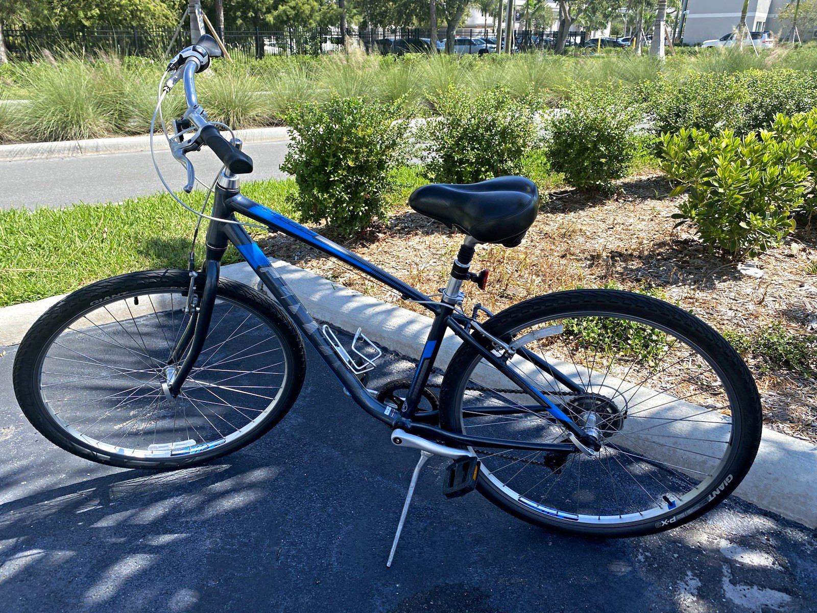 Local Pickup Only Giant Cypress 700C Hybrid Bike 7-Speed Grip Shifter Rim Brakes