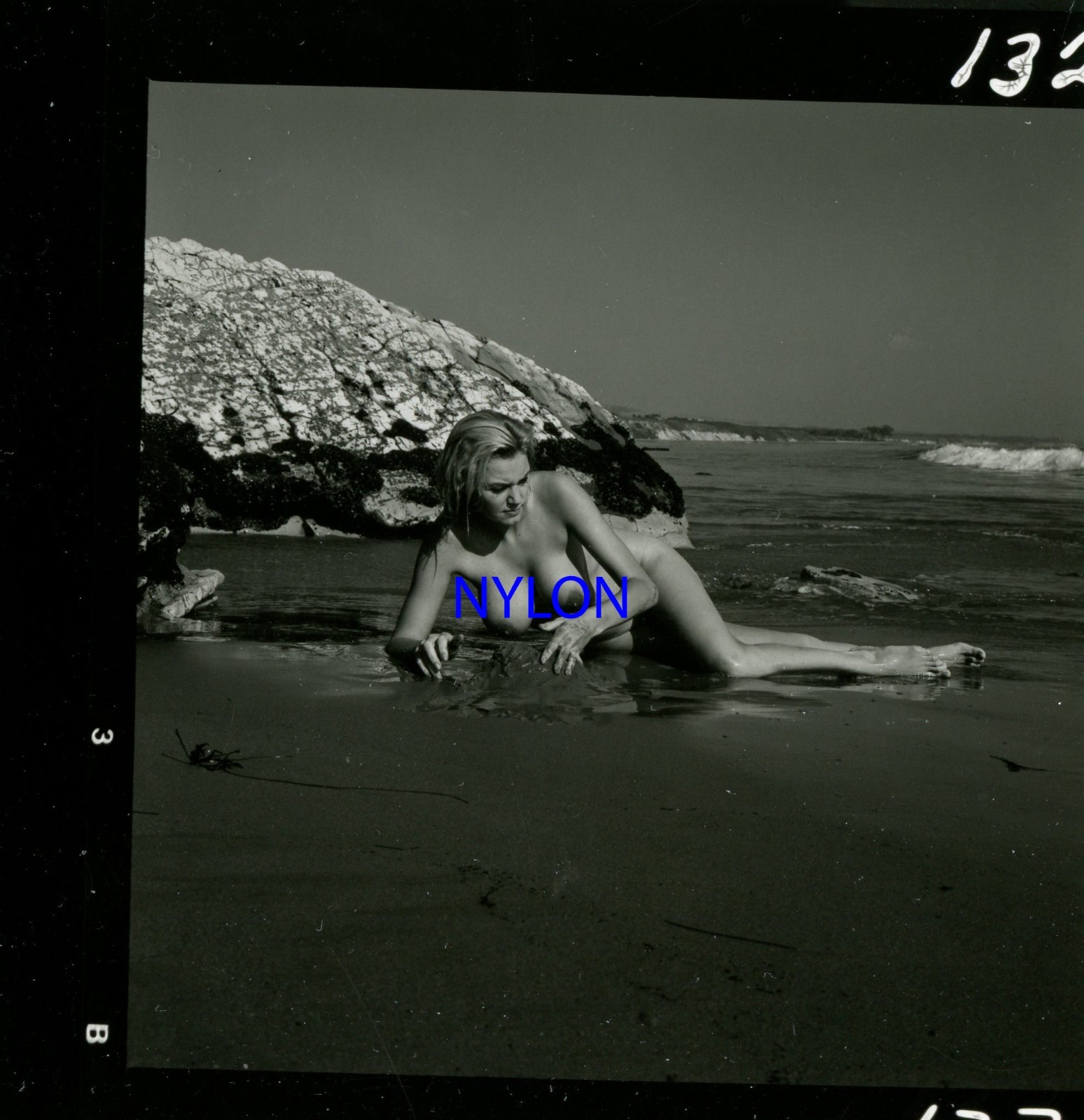 RARE VINTAGE 2 1/4 x 2 1/4 PHOTOGRAPH OF A NUDE MODEL BY ANDRE DE DIENES RARE VINTAGE 2 1/4 x 2 1/4 PHOTOGRAPH OF A NUDE MODEL BY ANDRE DE DIENES