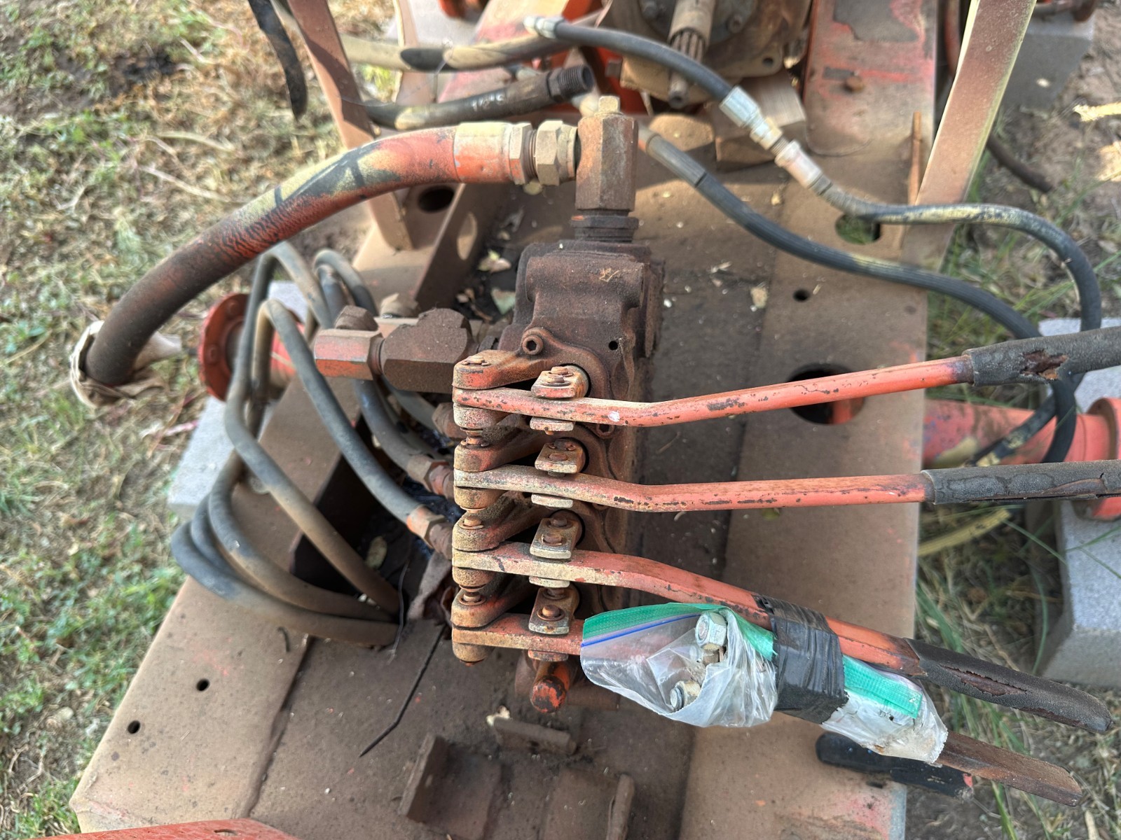 DITCH WITCH J20 TRENCHER OEM 153-572 4-SPOOL DOUBLE ACTING HYDRAULIC VALVE BLOCK