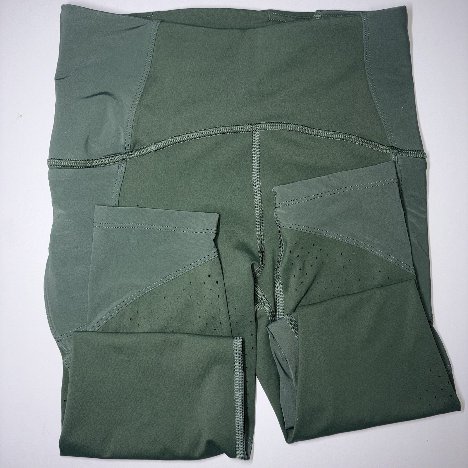 Lululemon Uncovered Strength High-Rise Crop Algae Sage Laser Green RARE Size 4 Lululemon Uncovered Strength High-Rise Crop Algae Sage Laser Green RARE Size 4