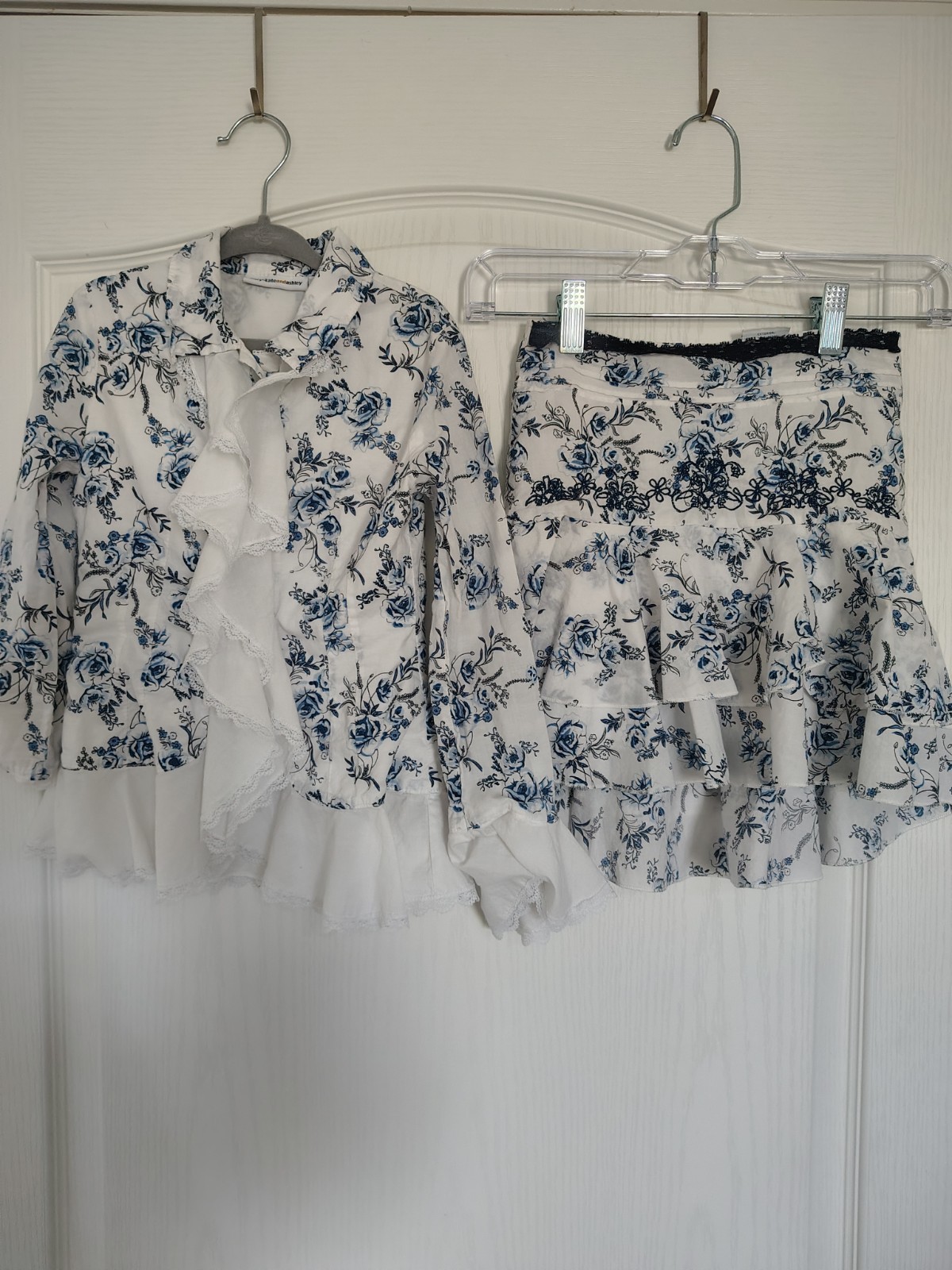 Mary-Kate & Ashley Y2K Outfit Ruffled Blouse Skirt Mary-Kate & Ashley Y2K Outfit Ruffled Blouse Skirt