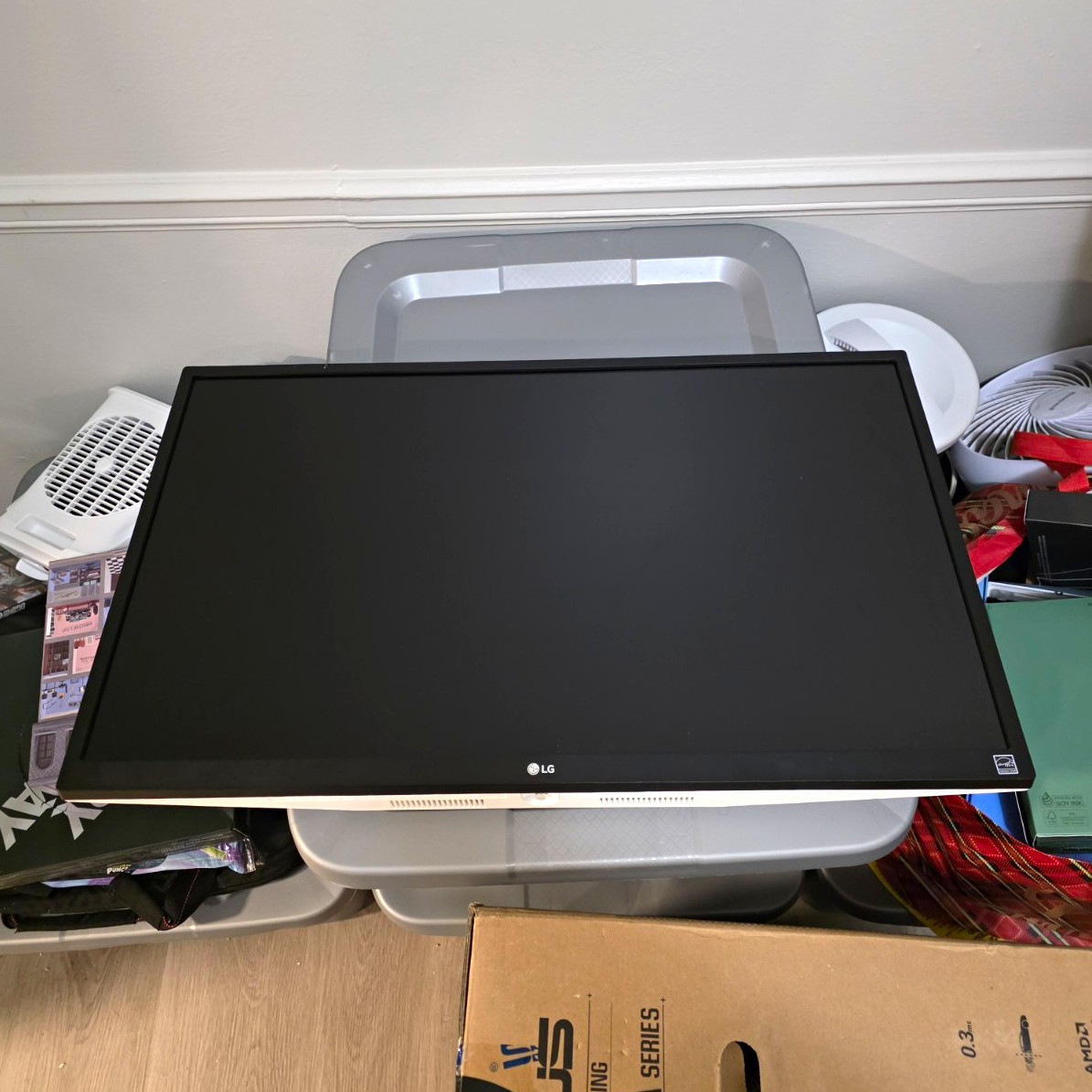LG 27UK650-W 27in IPS 4K UHD Monitor HDMI/DisplayPort Wall Mountable