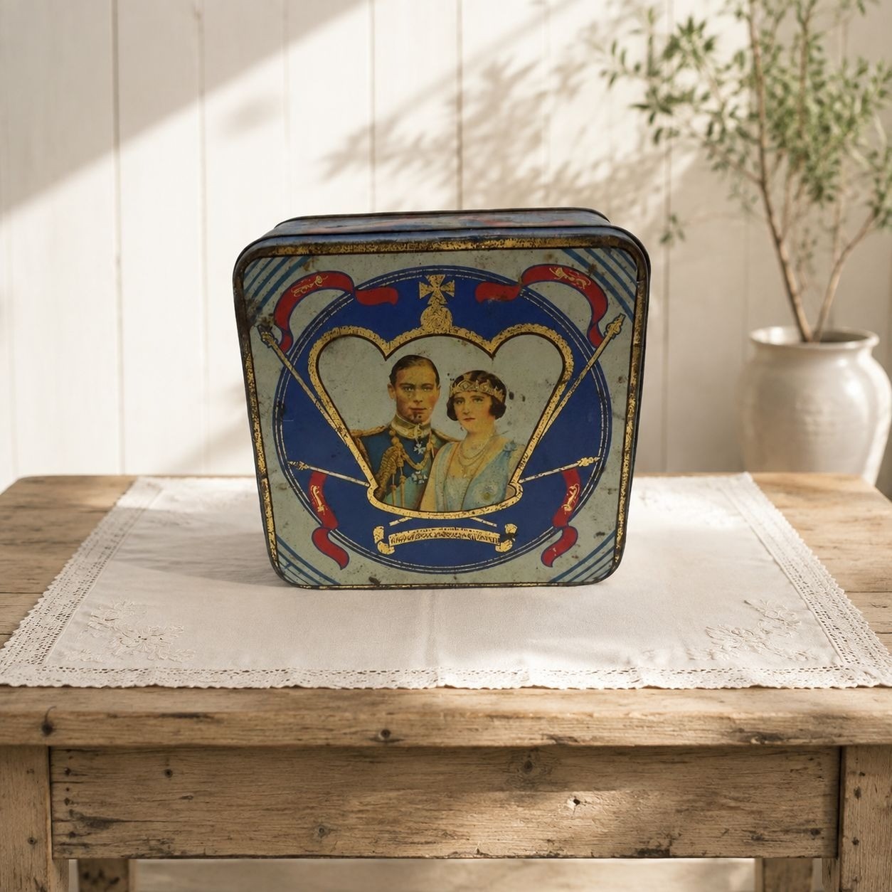 Britannia Biscuits Tin Royal Portraits & Crest Decor England Vintage 6.2\