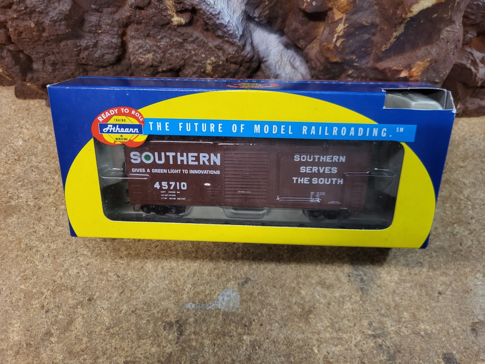 Athearn 70131 HO 40\' Modernized Box Car, Southern Damaged Box ,$7/$3/$15 Ship