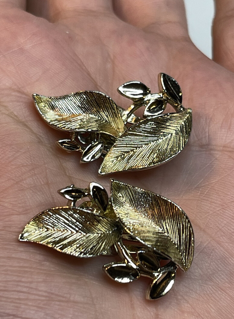 Vintage Signed LISNER Light Gold Tone Leaf With Vines Beautiful Clip On Earrings