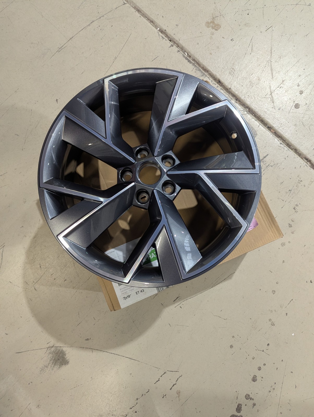 Genuine Skoda 19” Alloy Wheels – Triglav Anthracite Grey Genuine Skoda 19” Alloy Wheels – Triglav Anthracite Grey