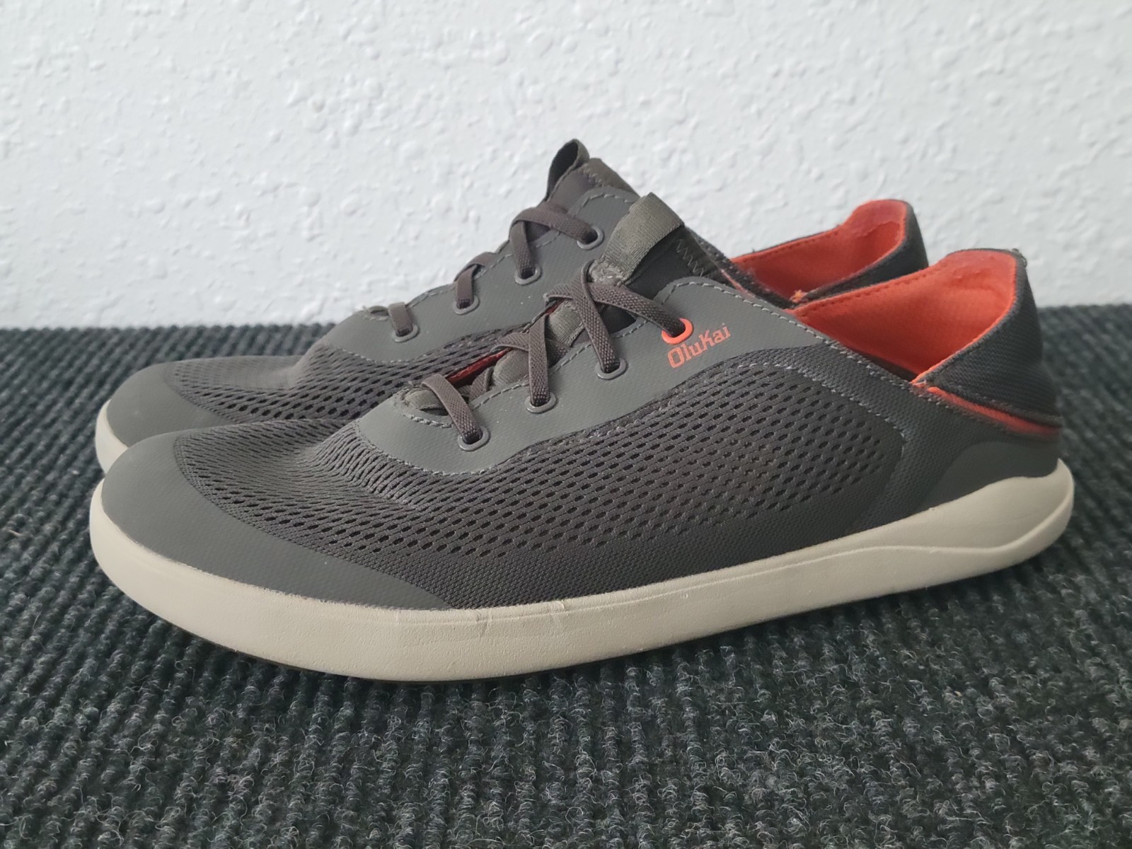 OluKai Moku Pae Men Size 10.5 Charcoal Gray Mesh Slip-On Boat Shoes Casual 