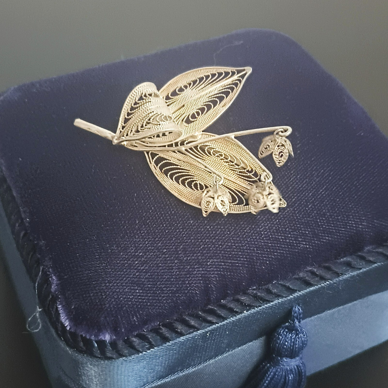 Vintage Siam 925 Filigree Leaf Brooch with Dangling Flower Sterling Silver Pin Vintage Siam 925 Filigree Leaf Brooch with Dangling Flower Sterling Silver Pin