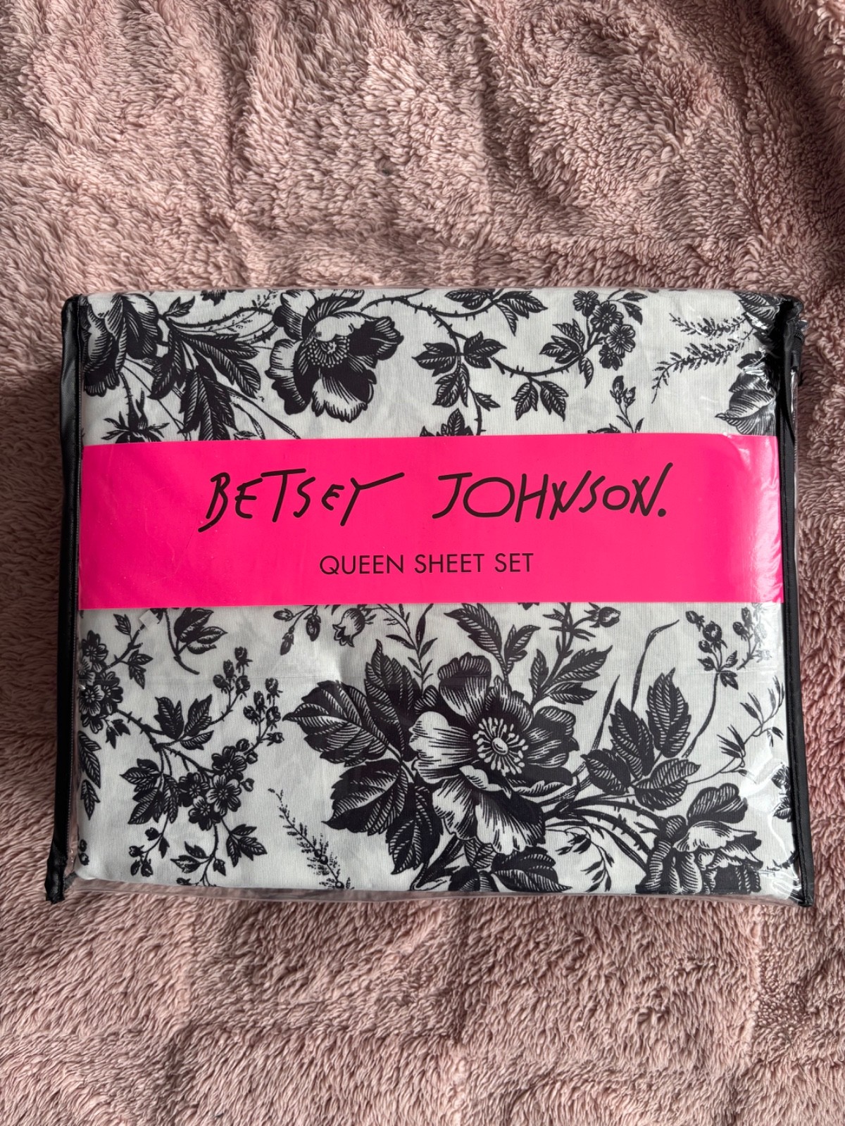 betsey johnson queen sheet set - black & white floral