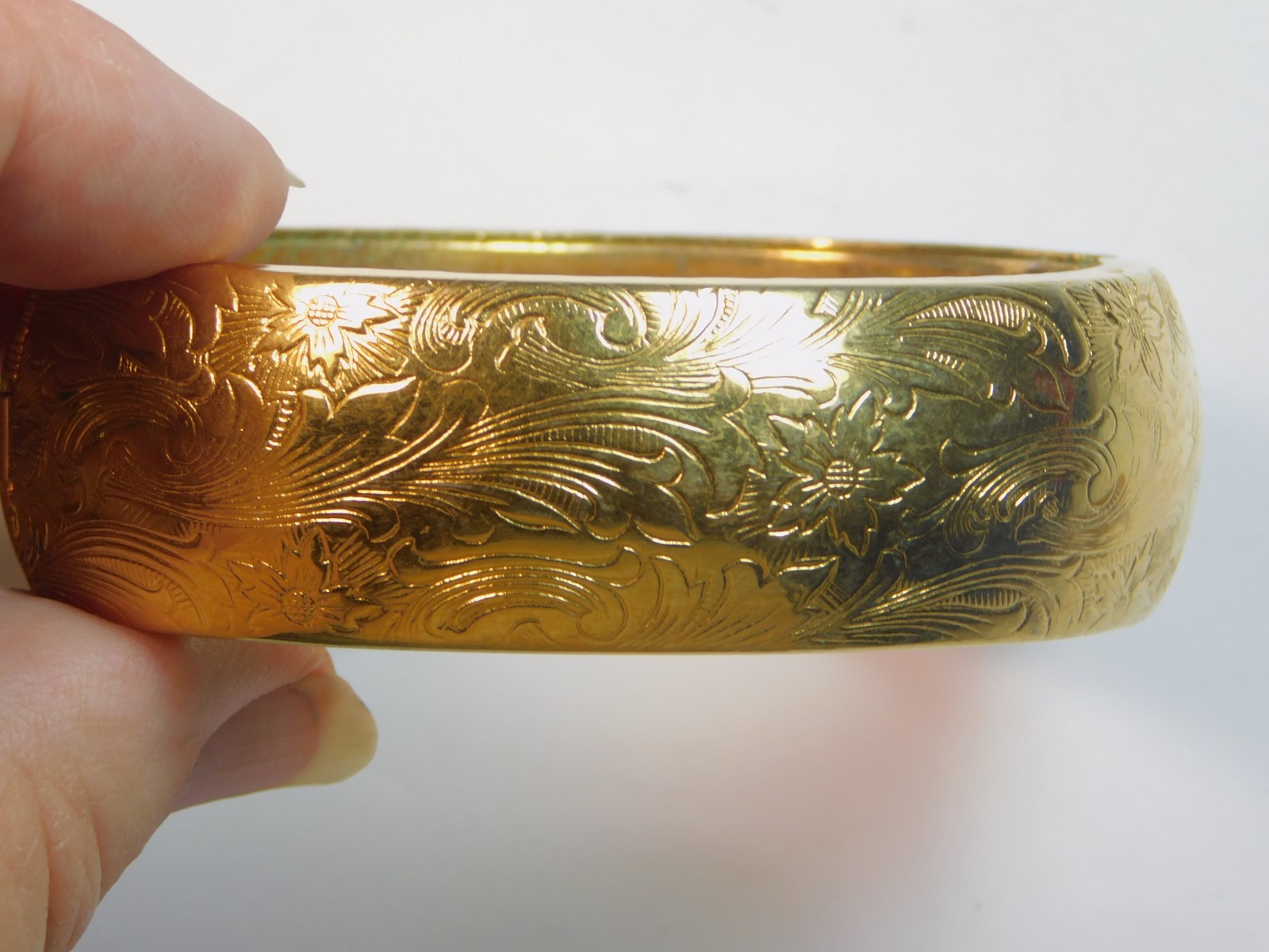 AMAZING CONDITION BANGLE HEAVY 44 GRAMS - VERY WIDE HEAVY GOLD OVERLAY   ✨