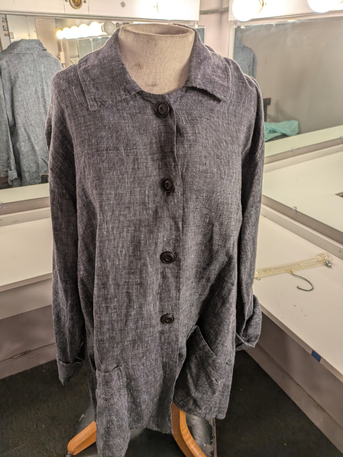 FLAX by Jeanne Engelhart Large Grey Button Down Artist\'s Pockets 100% Linen FLAX by Jeanne Engelhart Large Grey Button Down Artist\'s Pockets 100% Linen