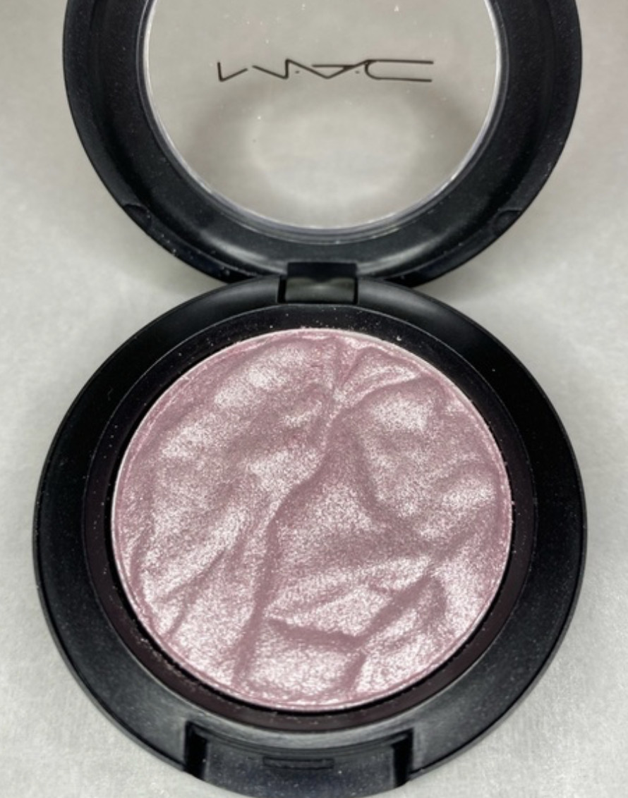 Mac Eyeshadow Feminine Wiles (Foiled Shadow) 1.5g/0.05oz.New 100% Authentic