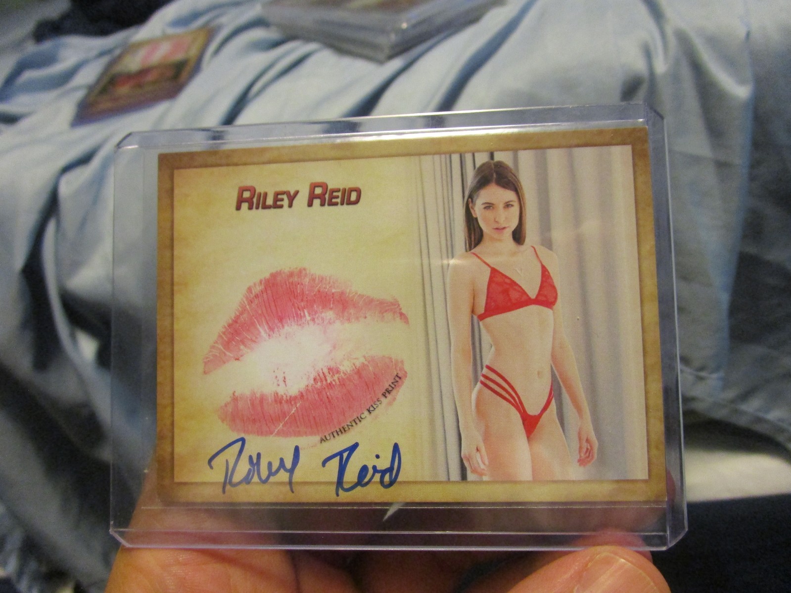 COLLECTORS EXPO RILEY REID RED LINGERIE AUTO/KISS CARD - READ COLLECTORS EXPO RILEY REID RED LINGERIE AUTO/KISS CARD - READ