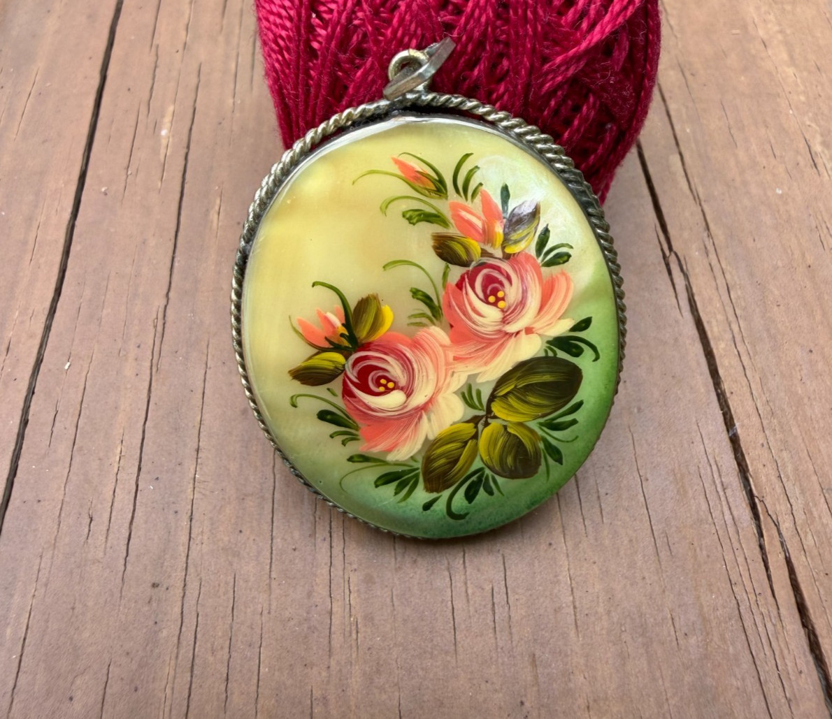 VINTAGE RUSSIAN MOTHER OF PEARL HAND PAINTED FLORAL PENDANT