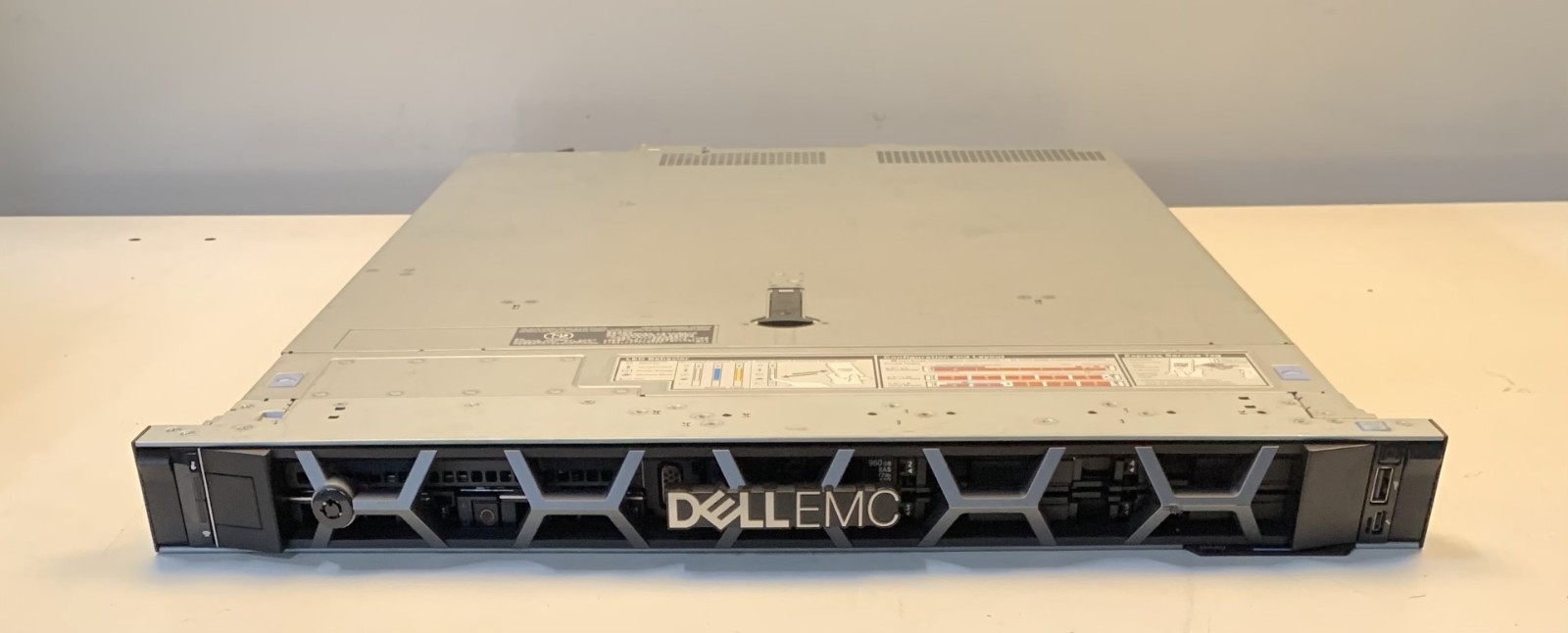 Dell EMC PowerEdge R440 Xeon Silver 4114 2.20GHz 32gb Ram 2x550 PSU Dell EMC PowerEdge R440 Xeon Silver 4114 2.20GHz 32gb Ram 2x550 PSU