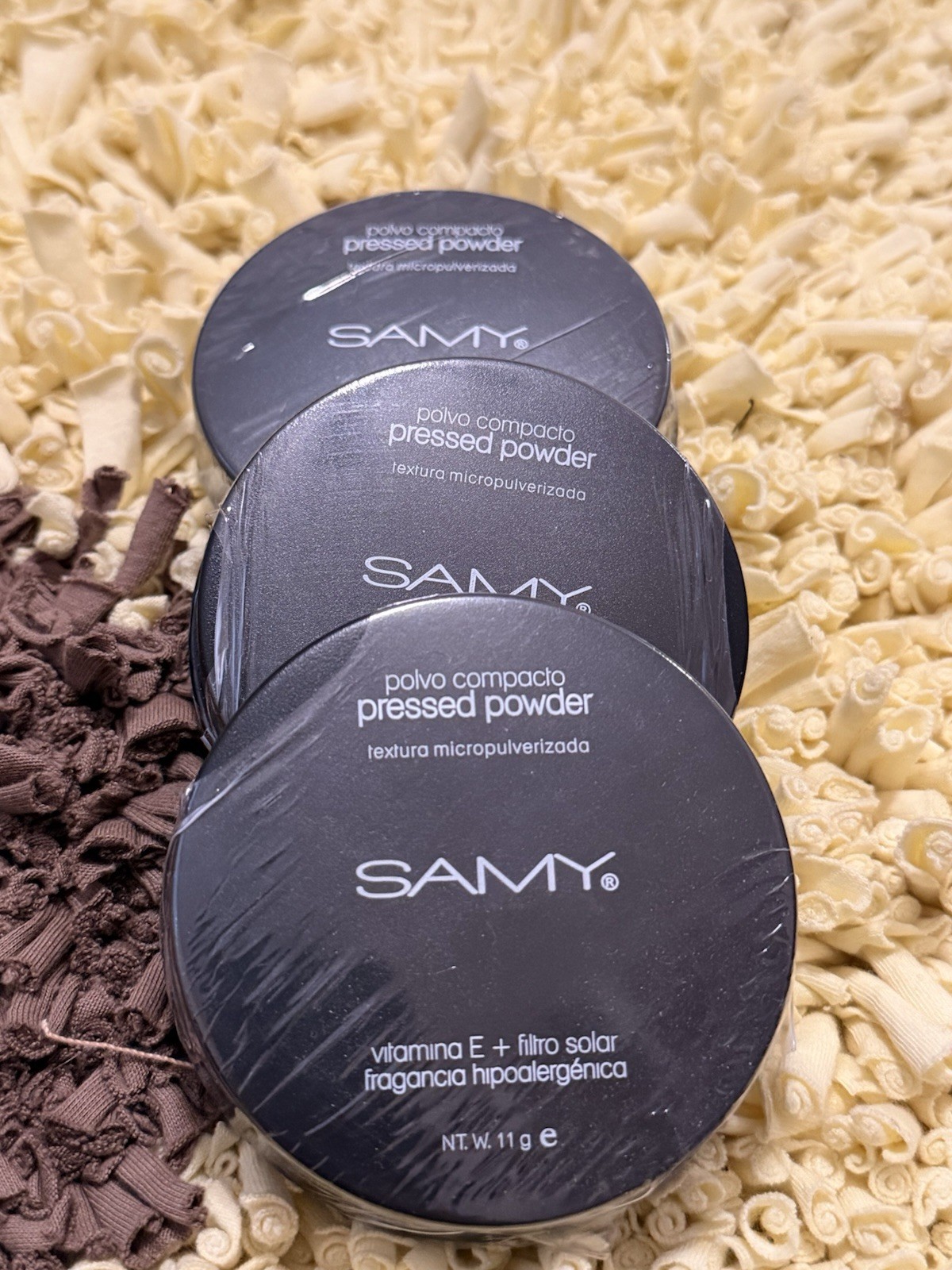 Una unidad de Polvos Compactos De Marca Samy y una unidad de rubor marca samy