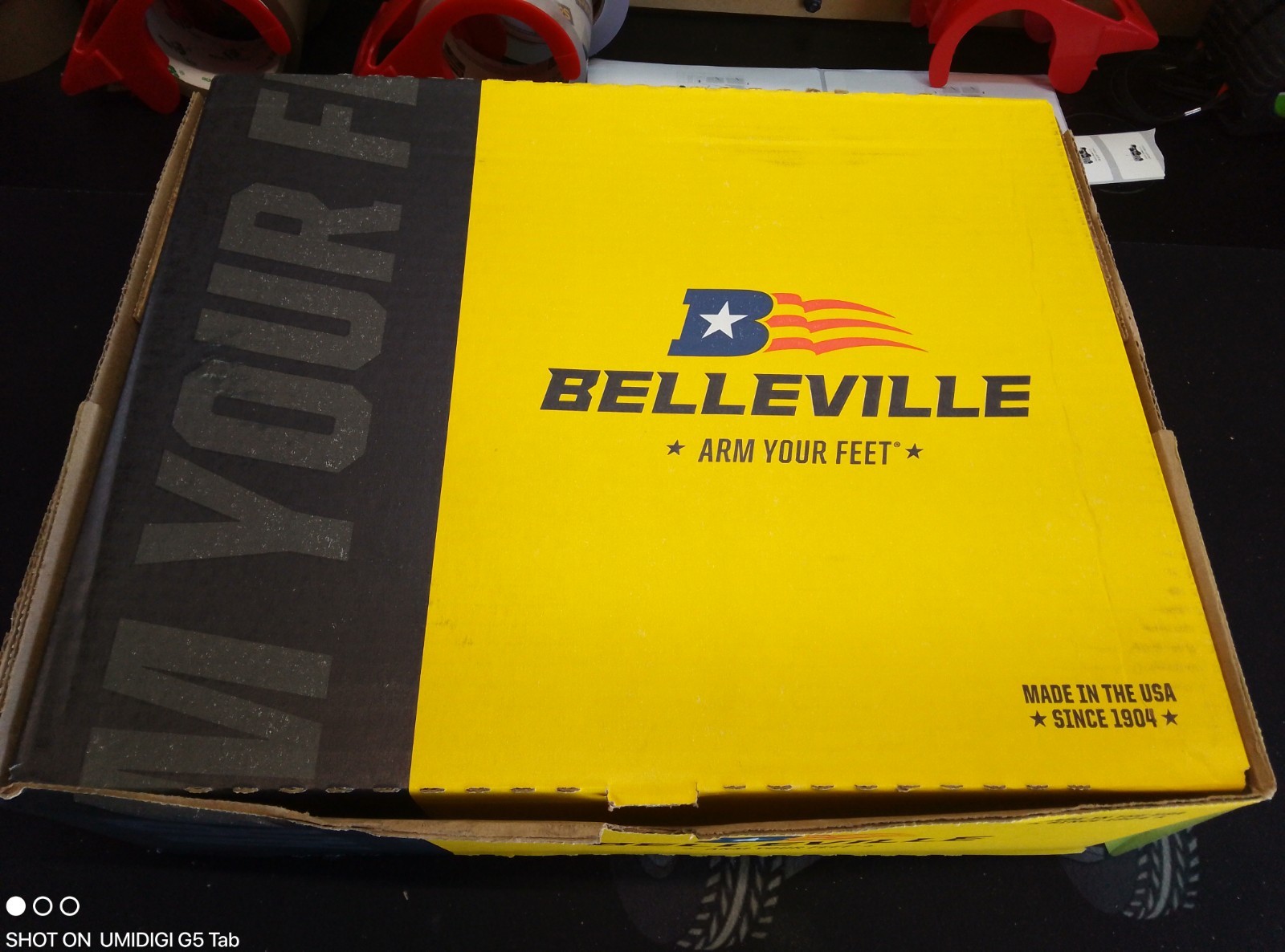 GENUINE BELLEVILLE MEN'S DESERT COMBAT BOOTS. SIZE 10.0 R NEW IN BOX GENUINE BELLEVILLE MEN'S DESERT COMBAT BOOTS. SIZE 10.0 R NEW IN BOX