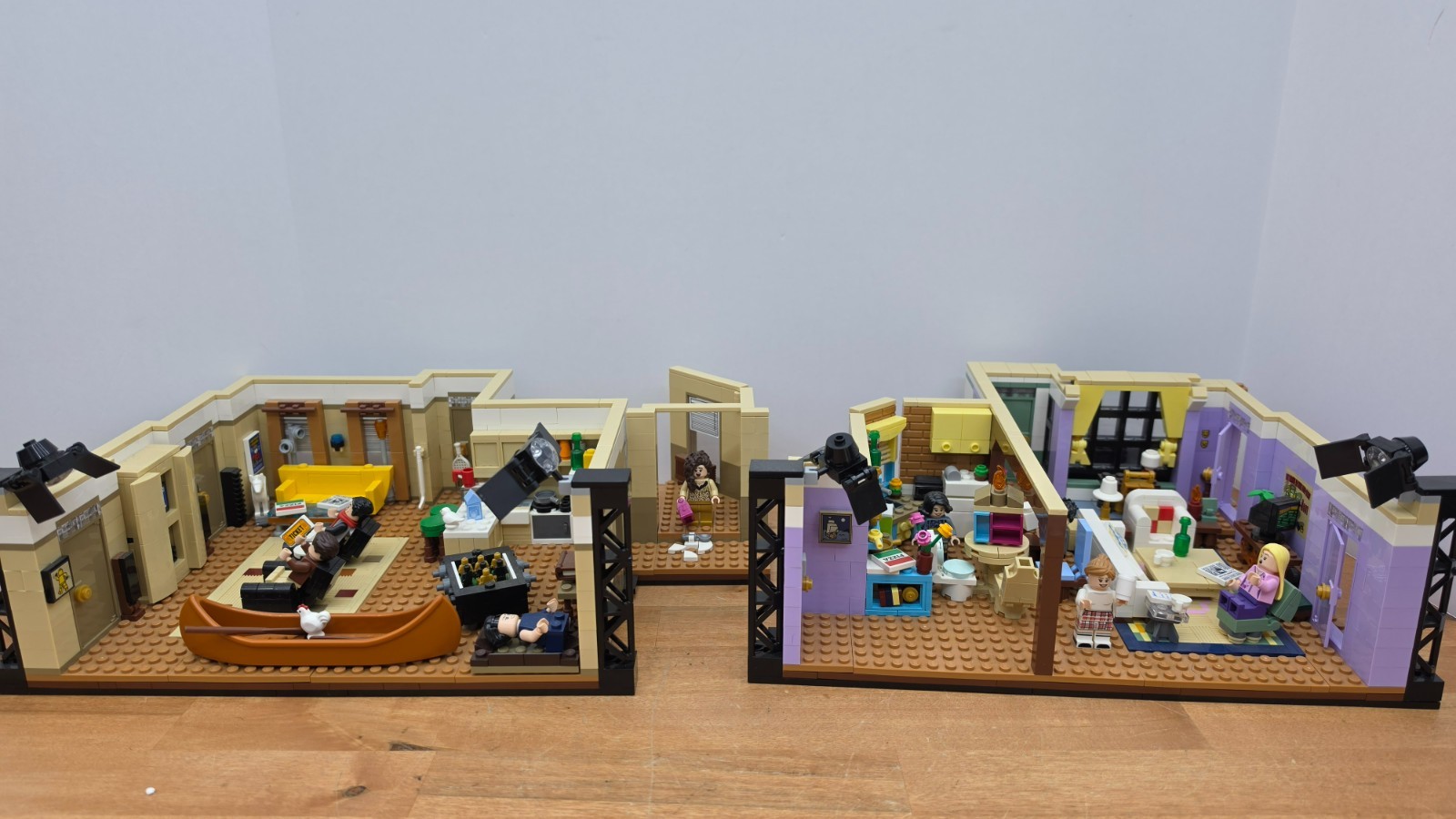 LEGO Icons: The Friends Apartments (10292) LEGO Icons: The Friends Apartments (10292)