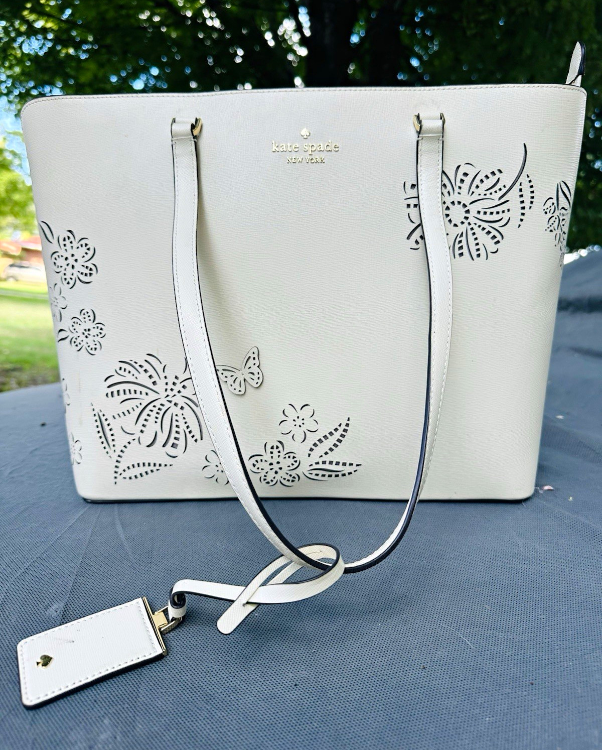 Very pretty Kate Spade purse with three-dimensional butterflies. Very pretty Kate Spade purse with three-dimensional butterflies.