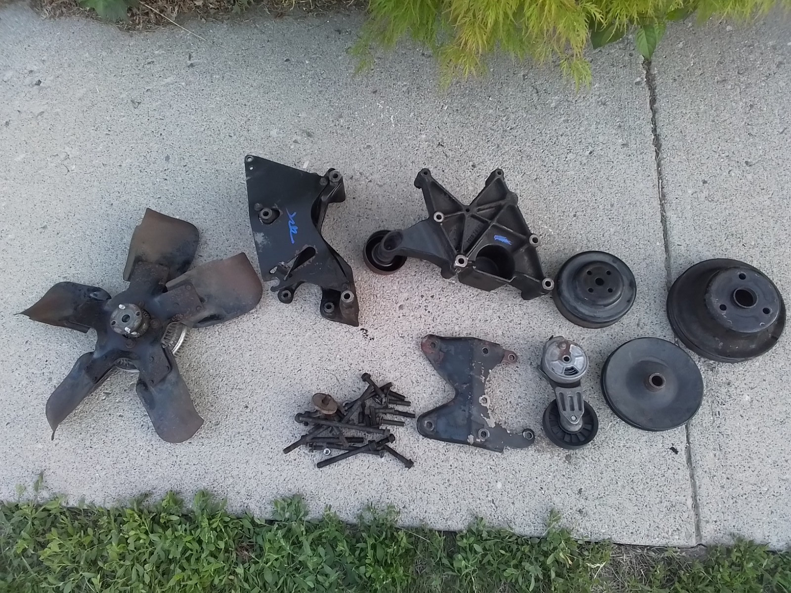 94-95 Chevy GMC Truck 2500 3500 454 7.4 Serpentine Belt Brackets & Pulleys OEM 94-95 Chevy GMC Truck 2500 3500 454 7.4 Serpentine Belt Brackets & Pulleys OEM