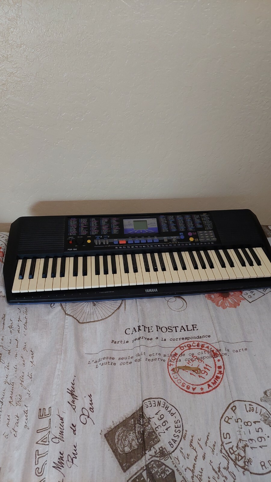 Vintage Yamaha PSR-190 61 Key Piano Keyboard with AC Adapter - WORKS GREAT